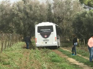 Bus vast in de wijngaard van Paolo Leo in Puglia