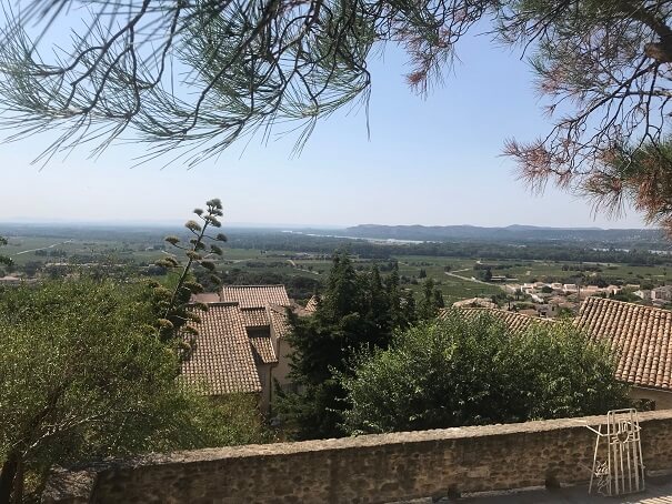 uitzicht over de Rhônevalei bij Châteauneuf du Pape vanuit het restaurant