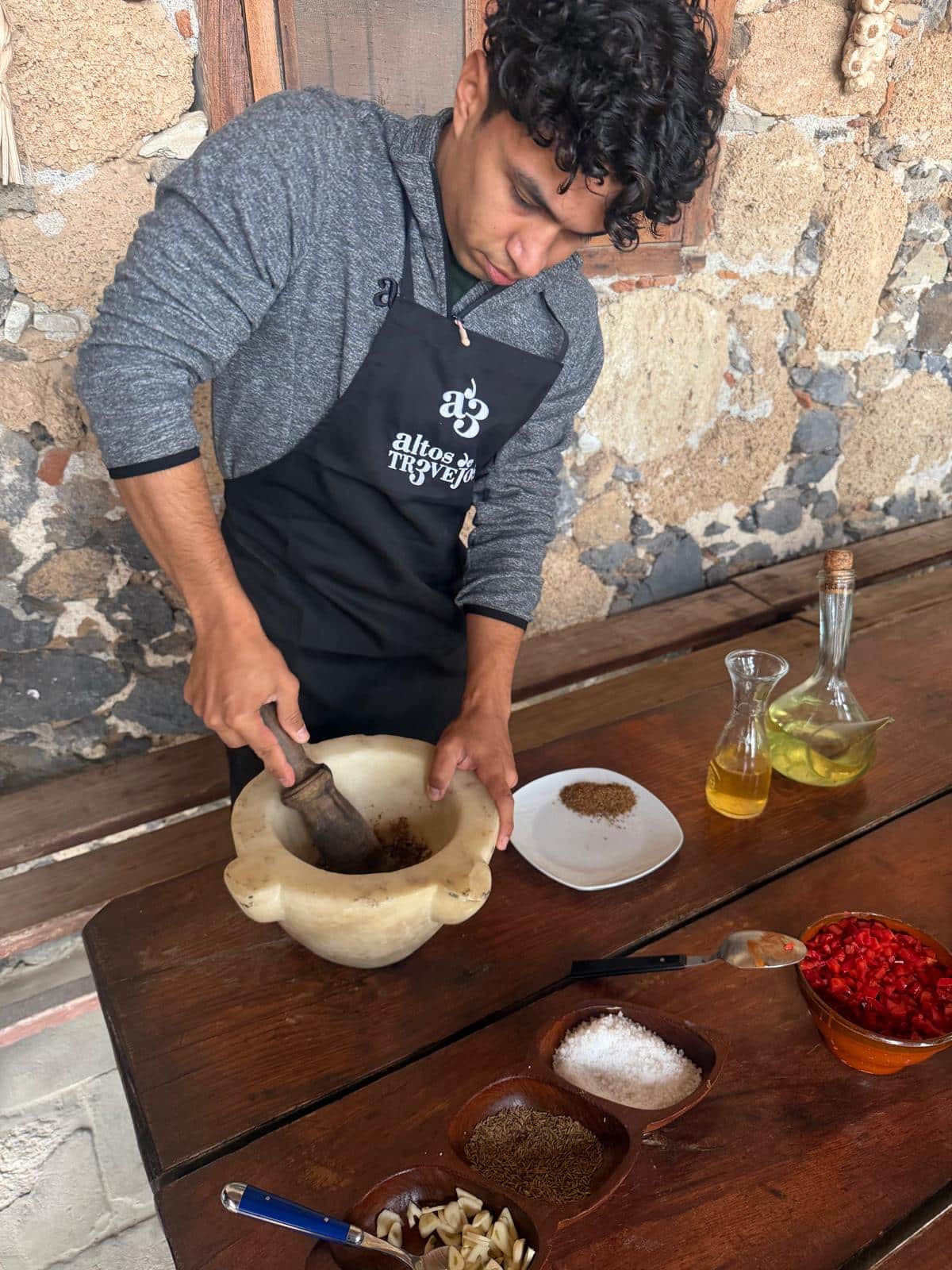 Bereiden Mojo Rojo bij alma de trevejos